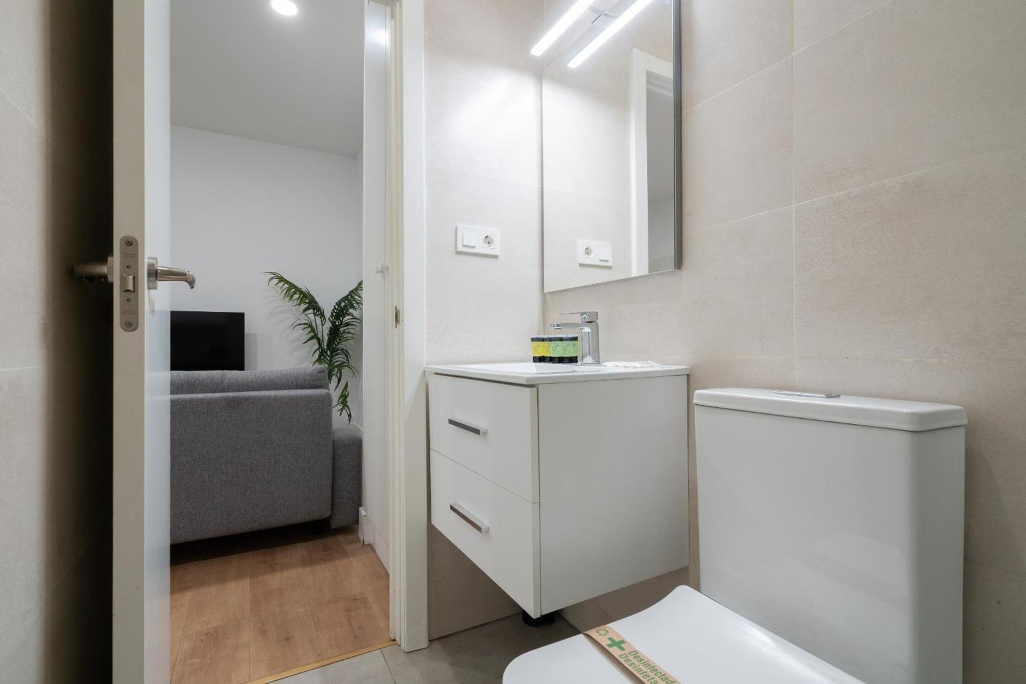 Apartamentos Reformados En Metro Pacifico Alquiler Temporal Madrid Eksteriør bilde